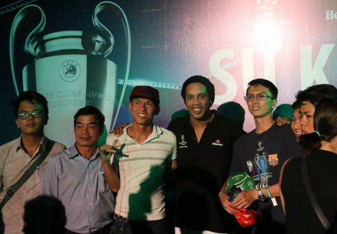 ​Người hâm mộ thỏa lòng bên Ronaldinho
