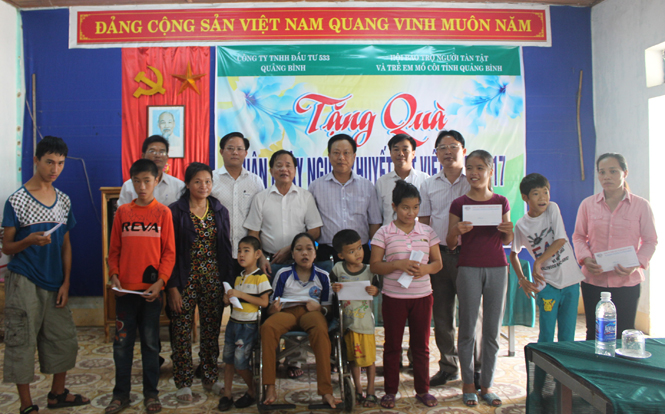 Trao quà cho trẻ em khuyết tật nhân ngày 18-4