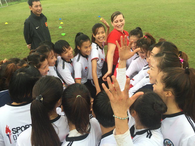Nhà vô địch World Cup huấn luyện kỹ năng cho các nữ cầu thủ VN