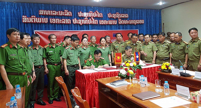 Hợp tác bảo đảm an ninh giữa hai tỉnh Khăm Muộn-Quảng Bình