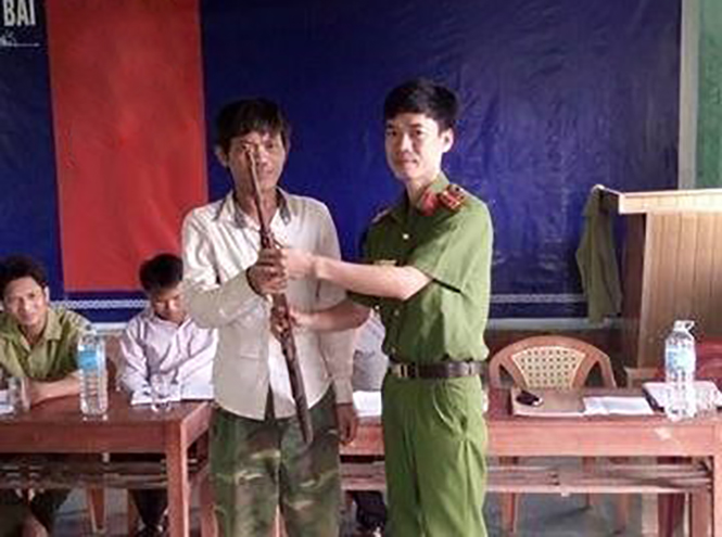 Lệ Thủy: Vận động người dân giao nộp 5 khẩu súng các loại