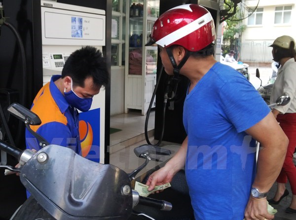Từ 15 giờ ngày 20-4, các hàng mặt xăng dầu đồng loạt tăng 350 đồng
