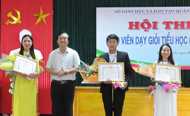 Tận tâm "trồng người" miền biên cương