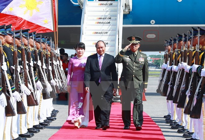 Thủ tướng đến Philippines, bắt đầu tham dự Hội nghị cấp cao ASEAN