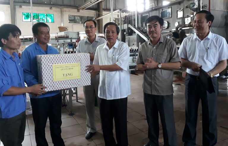 Đồng chí Bí thư Tỉnh ủy thăm, tặng quà cán bộ, công nhân viên và người lao động