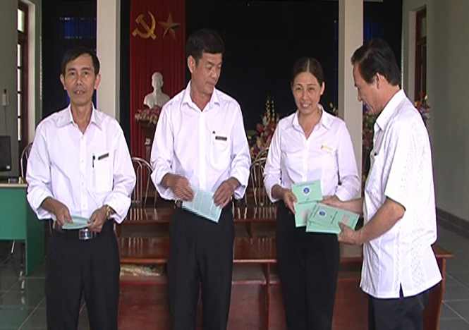 BHXH huyện Quảng Ninh bàn giao sổ BHXH cho 89 cơ quan, đơn vị