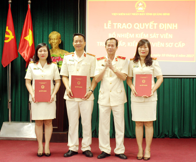Viện KSND tỉnh: Trao quyết định bổ nhiệm kiểm sát viên trung cấp, kiểm sát viên sơ cấp