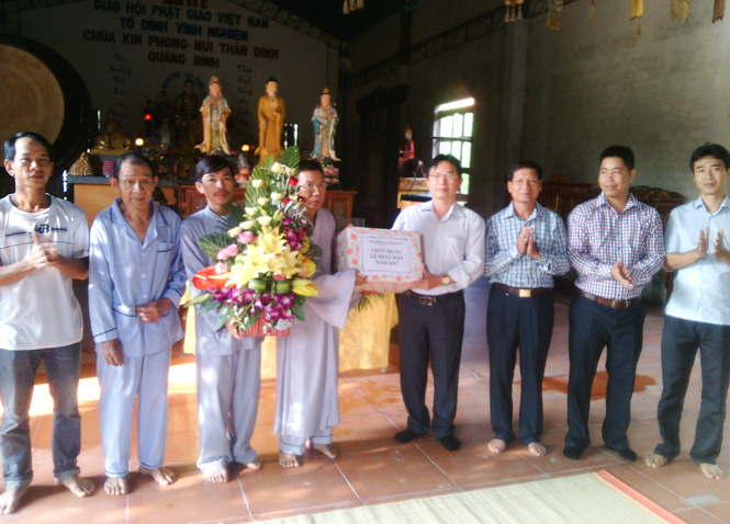 Lãnh đạo huyện Quảng Ninh chúc mừng tăng ni, phật tử chùa Kim Phong nhân Đại lễ Phật đản