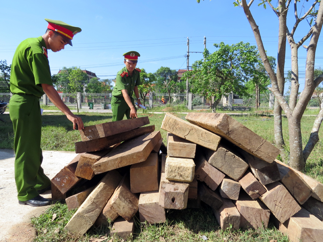 Công an huyện Quảng Ninh: Liên tiếp bắt giữ các vụ vận chuyển hàng hóa không rõ nguồn gốc