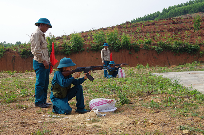 Ghi ở thao trường bắn xã Vạn Ninh