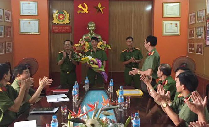 Khen thưởng Công an Lệ Thủy khám phá nhanh vụ án cướp tài sản