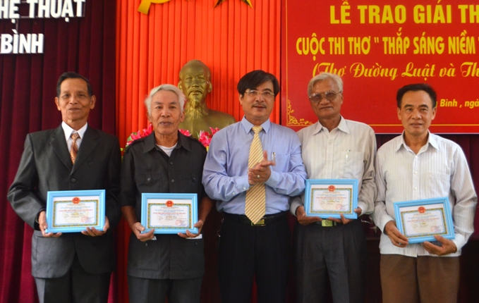 Trao giải cuộc thi thơ Đường luật và lục bát "Thắp sáng niềm tin"