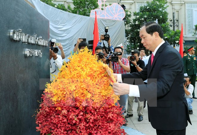 Chủ tịch nước dâng hương, dâng hoa tại Bảo tàng Hồ Chí Minh