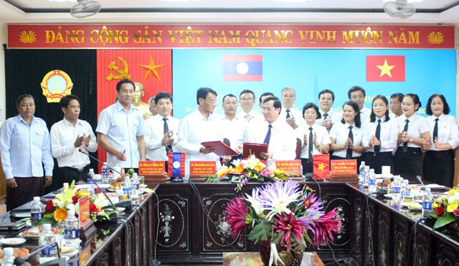 Hội đàm giữa TAND tỉnh Quảng Bình và TAND tỉnh Khăm Muộn