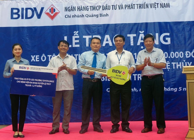 Tặng xe ô tô cứu thương cho Bệnh viện đa khoa huyện Lệ Thuỷ