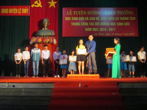 Lệ Thủy: Tuyên dương học sinh giỏi, học sinh năng khiếu cấp tỉnh và cấp quốc gia