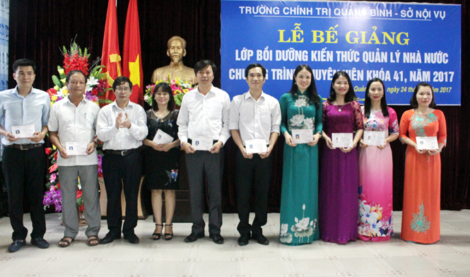 Bế giảng lớp bồi dưỡng kiến thức quản lý Nhà nước, chương trình chuyên viên khóa 41