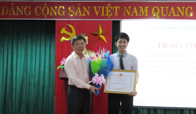 Trao thưởng học sinh Nguyễn Thế Quỳnh