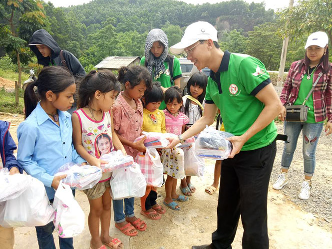 Trao 61 suất quà cho học sinh bản Khe Rôông