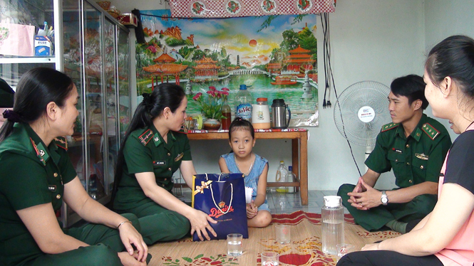 Hội Phụ nữ BĐBP Quảng Bình tặng quà trẻ em có hoàn cảnh khó khăn