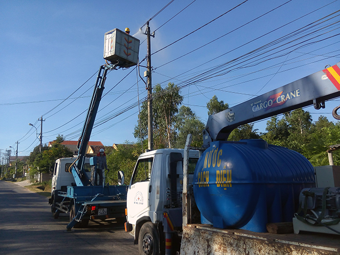 Vệ sinh lưới điện bằng nước áp lực cao: Hiệu quả, an toàn, chất lượng