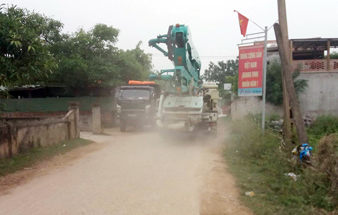 Quảng Trạch: Đường liên xã bị xe tải phá nát
