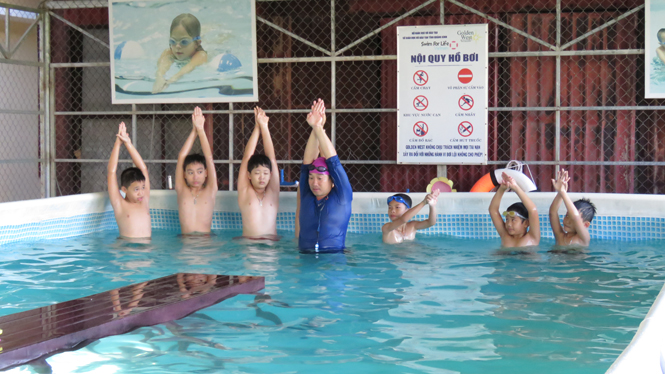 Trường tiểu học Đồng Phú dạy bơi miễn phí cho học sinh trong dịp hè