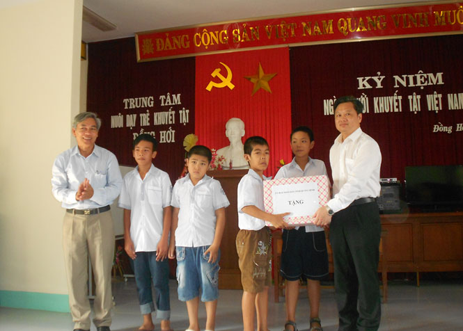 Trên 1 tỷ đồng ủng hộ trực tiếp cho người khuyết tật và trẻ mồ côi