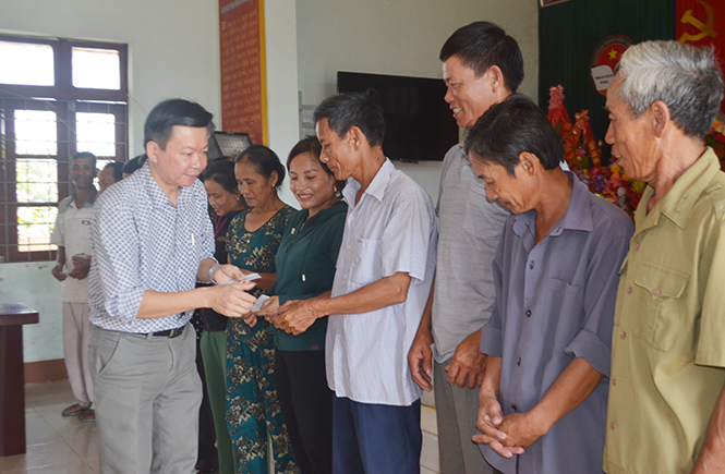 Khẩn trương cấp thẻ BHYT để hỗ trợ người dân khắc phục khó khăn