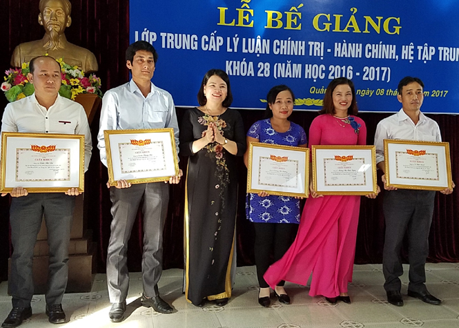 Bế giảng lớp Trung cấp lý luận Chính trị-Hành chính khóa 28