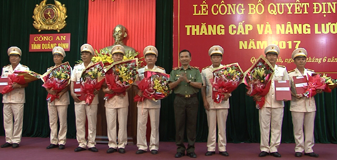 Công an tỉnh: Công bố quyết định thăng cấp, nâng lương năm 2017