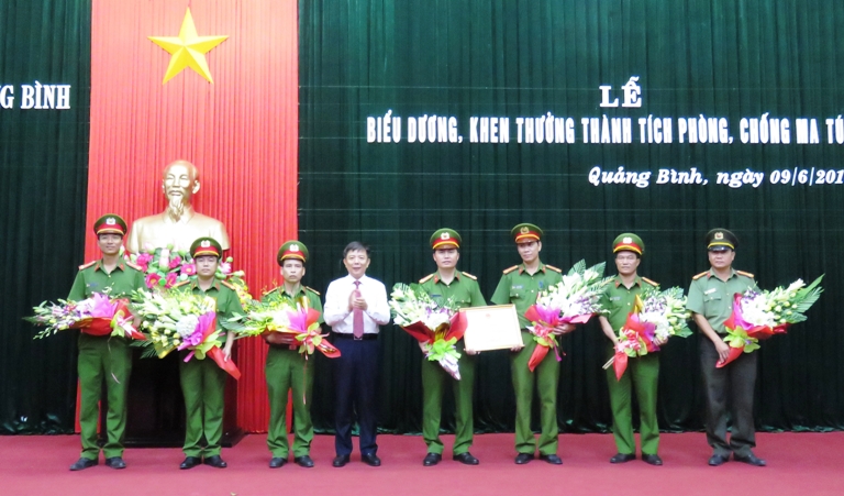Khen thưởng thành tích triệt phá đường dây buôn bán ma túy