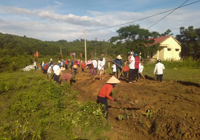 Tuyên Hóa: Đoàn viên công đoàn tình nguyện giúp đồng bào dân tộc
