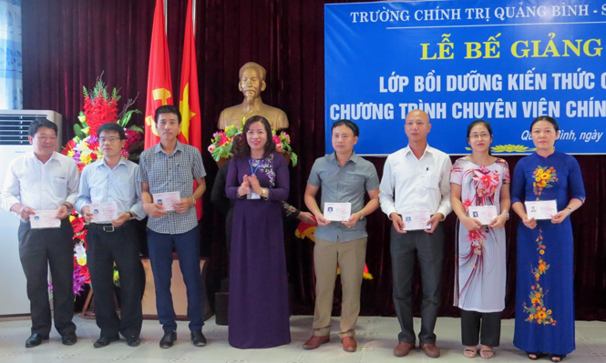 Bế giảng lớp bồi dưỡng kiến thức quản lý Nhà nước chương trình chuyên viên chính, khóa XII