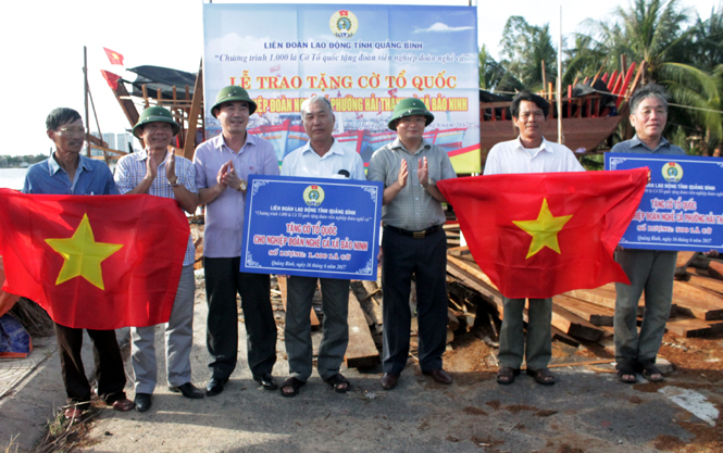 Trao 1.900 lá cờ Tổ quốc cho hai nghiệp đoàn nghề cá