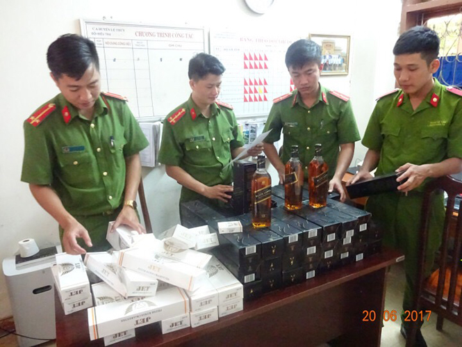 Phát hiện xe ô tô vận chuyển hàng hóa không rõ nguồn gốc