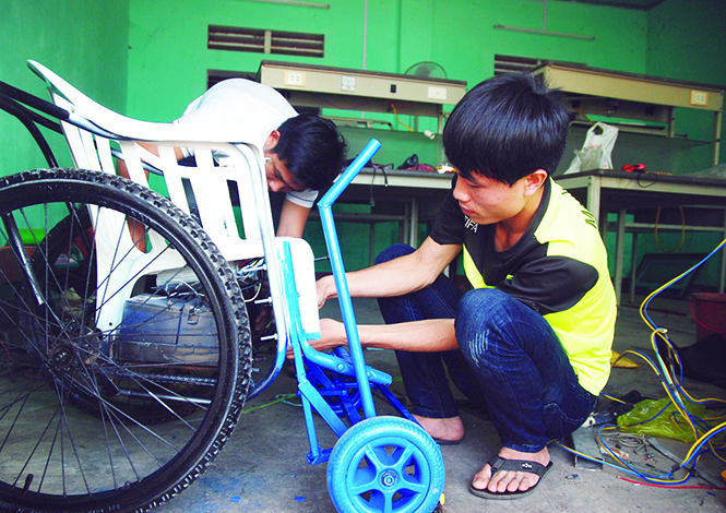 Xe lăn không dùng... tay