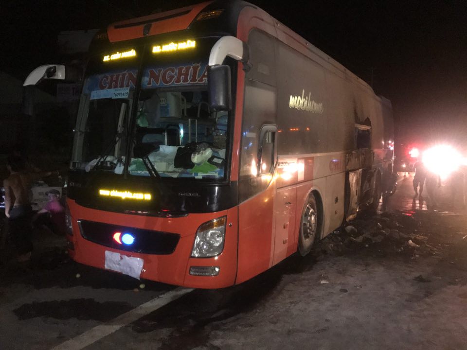 Xe giường nằm bốc cháy, hàng chục hành khách hoảng loạn