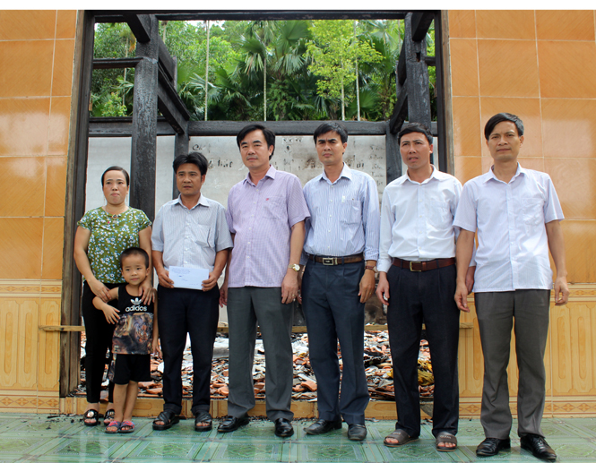 Liên đoàn Lao động tỉnh hỗ trợ 30 triệu đồng cho đoàn viên bị cháy nhà