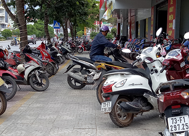 Tái diễn tình trạng lấn chiếm vỉa hè tại thành phố Đồng Hới