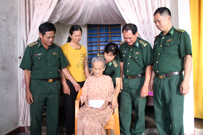 Trao áo lụa cho Mẹ Việt Nam anh hùng Lại Thị Sen