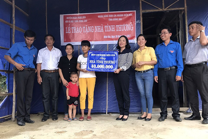 Minh Hóa: Trao tặng nhà tình thương cho hộ nghèo