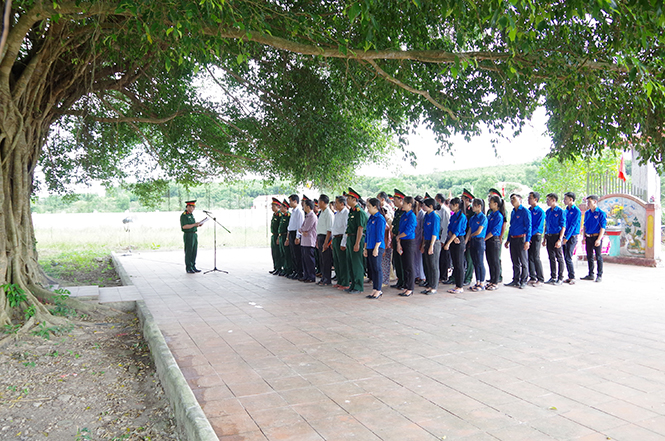 Dâng hương tại Khu di tích LLVT tỉnh