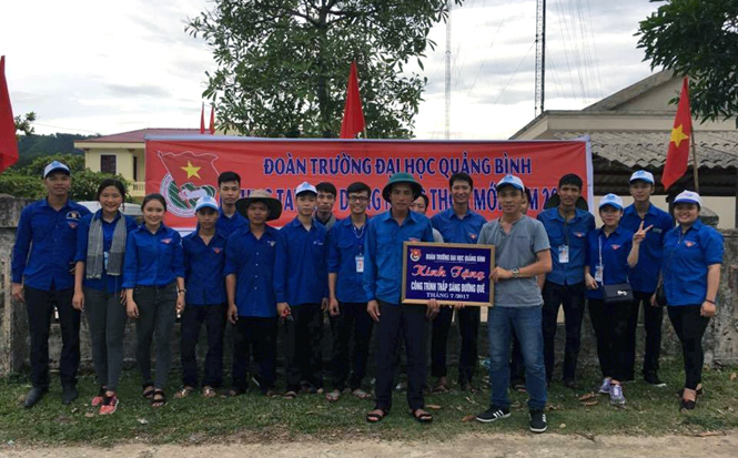 Thực hiện công trình "Thắp sáng đường quê" tại xã Thanh Thạch