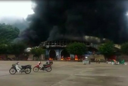 Cháy dữ dội tại khu vực Cửa khẩu Tân Thanh, thiêu rụi gần 40 kiốt