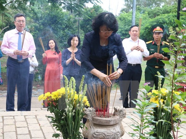 Phó Chủ tịch nước dâng hương tại Nghĩa trang Hàng Dương