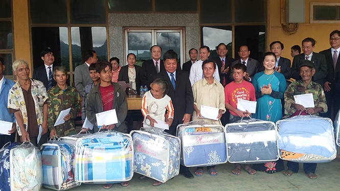Đoàn đại biểu Mặt trận cấp cao hai nước Việt Nam-Lào tặng quà người dân ở biên giới