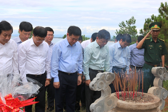 Phó Thủ tướng Chính phủ Vương Đình Huệ dâng hương viếng mộ Đại tướng Võ Nguyên Giáp