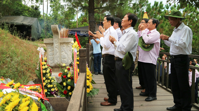 Công đoàn Ngân hàng Chính sách xã hội Việt Nam dâng hương viếng mộ Đại tướng Võ Nguyên Giáp
