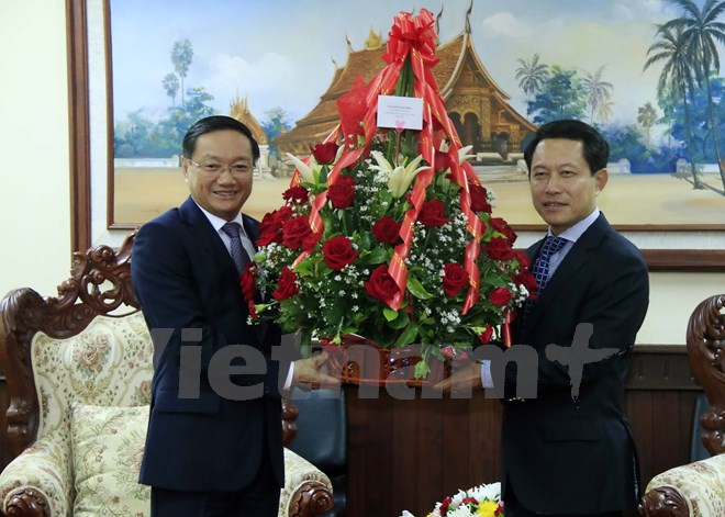 Lãnh đạo Việt Nam gửi hoa và Điện mừng tới lãnh đạo Lào